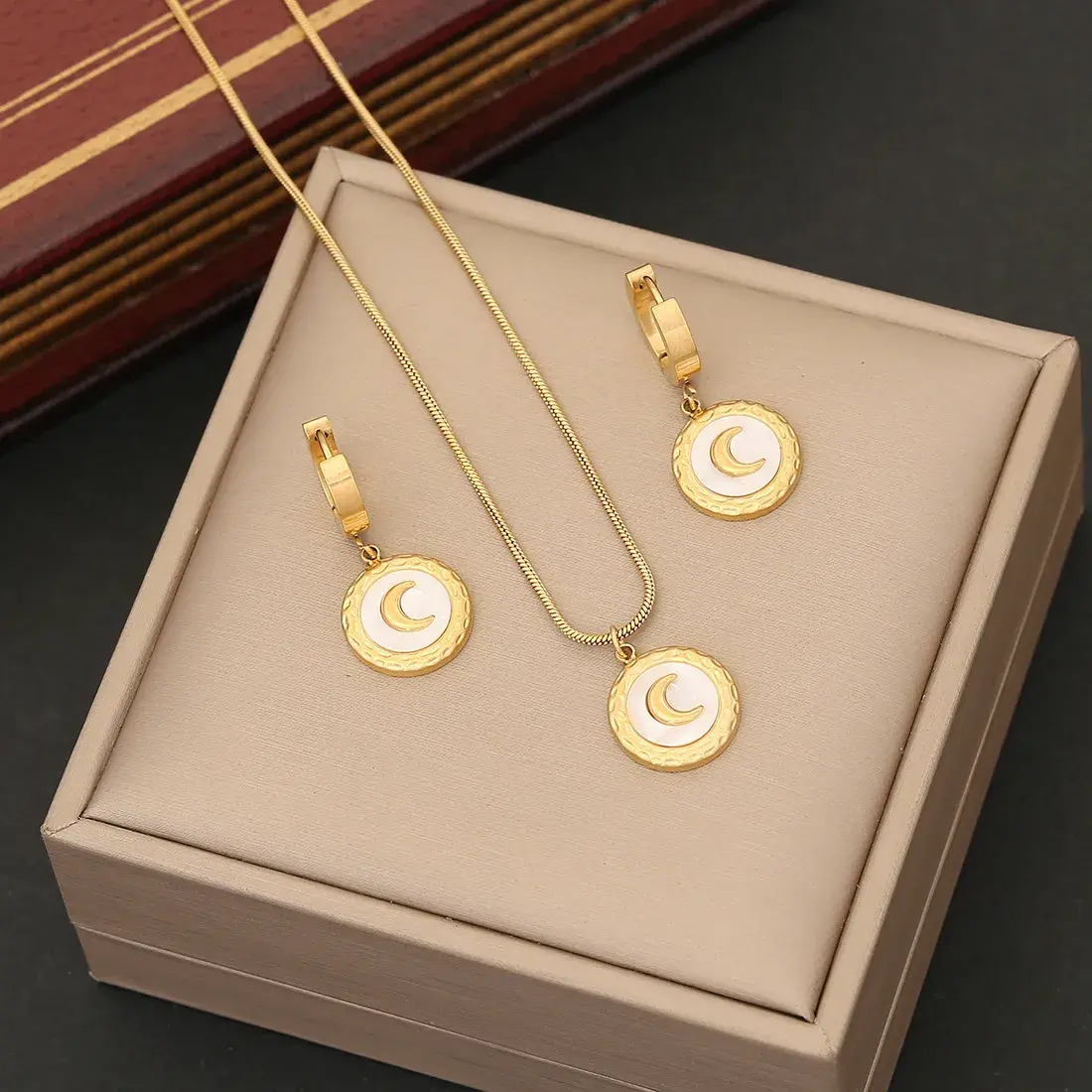 Set Joyería Acero Dorado Sello Media Luna Madre Perla