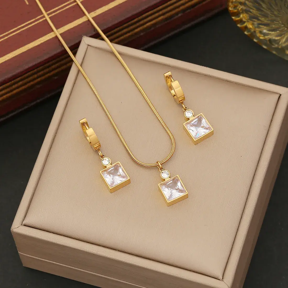 Set Joyería Acero Dorado Zirconia Cuadrada Clara de Lujo (1)