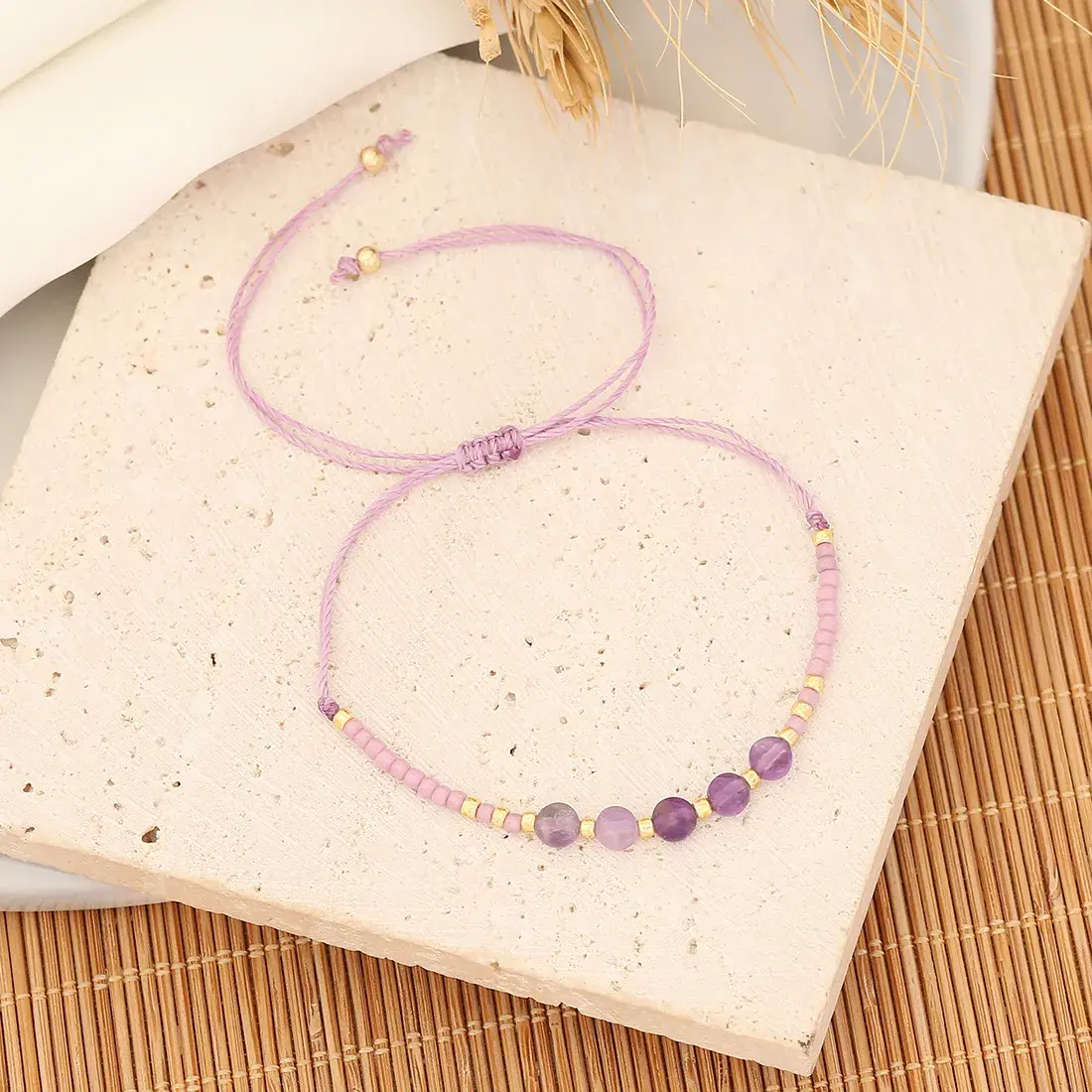 Pulsera Acero Dorado Hilo Morado Amatista Chaquira (3)