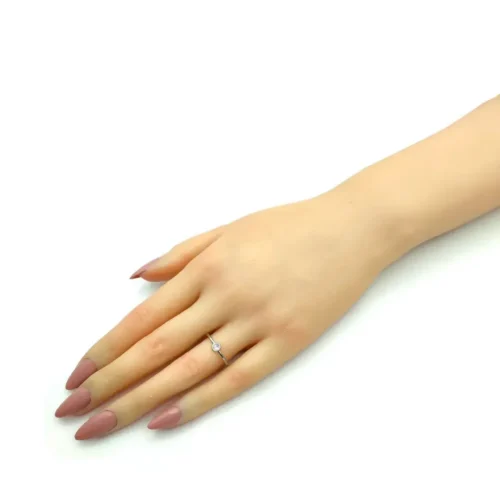 Anillo-Acero-Delgado-Sencillo-Cristal-Redondo-Tornasol-4.webp