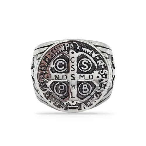Anillo-Acero-Plateado-Hombre-Cruz-San-Benito-Proteccion-3.webp