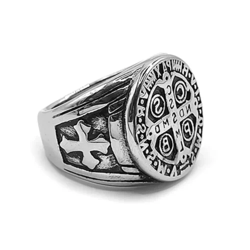 Anillo-Acero-Plateado-Hombre-Cruz-San-Benito-Proteccion.webp