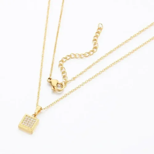 Collar-Acero-Dorado-Mini-Cuadrado-Cristales-Elegante.webp