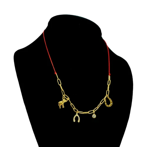 Collar-Acero-Dorado-Simbolos-Suerte-Fortuna-Hilo-Rojo-1.webp
