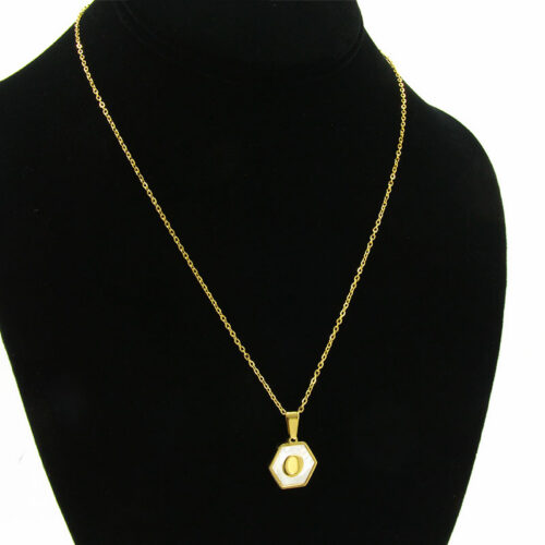 Collar-Acero-Inox-Dorado-Hexagonal-Letra-O-Madre-Perla-3.jpg