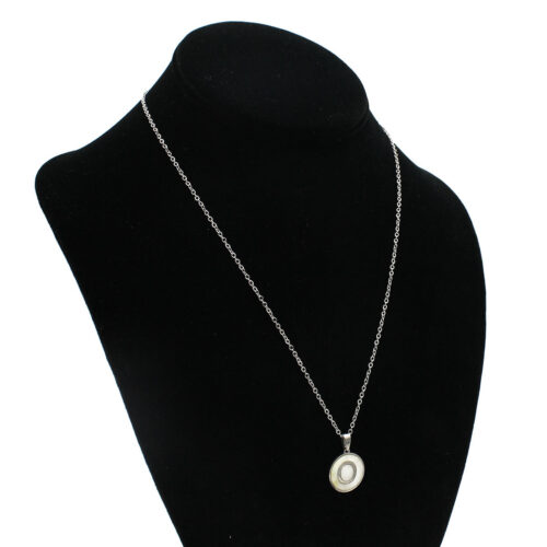Collar-Acero-Plateado-Circular-Letra-O-Madre-Perla-4.jpg