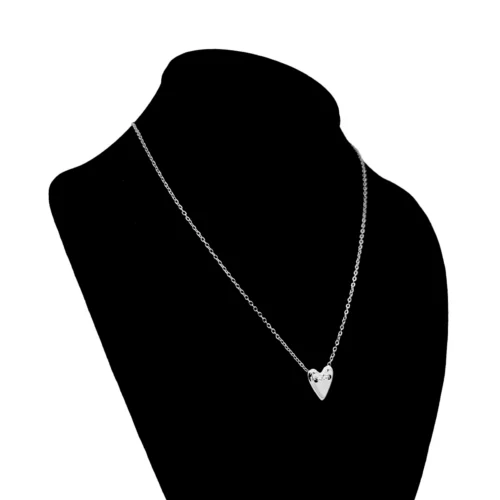 Collar-Acero-Plateado-Corazon-Cadena-Transversal-Moderno-1.webp