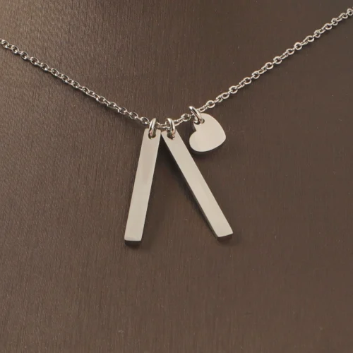 Collar-Acero-Plateado-Dos-Pilares-Corazon-Para-Grabado-1.webp