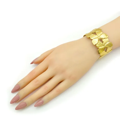 Pulsera-Acero-Dorado-Brazalete-Ancho-Mariposas-Ajustable-1.webp