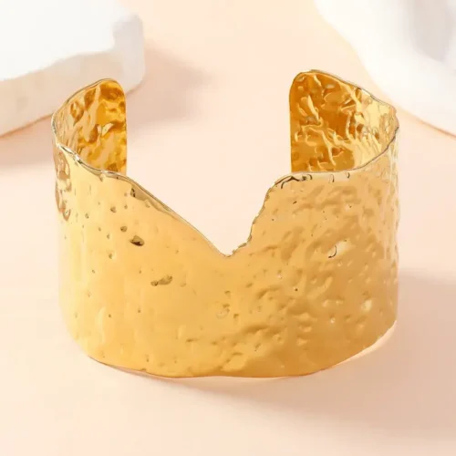 Pulsera-Acero-Dorado-Irregular-Ancha-Martillada-Diseno-V-1-1.webp