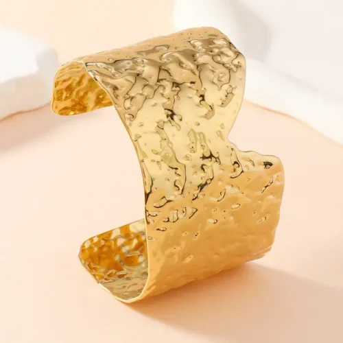 Pulsera-Acero-Dorado-Irregular-Ancha-Martillada-Diseno-V-2-1.webp