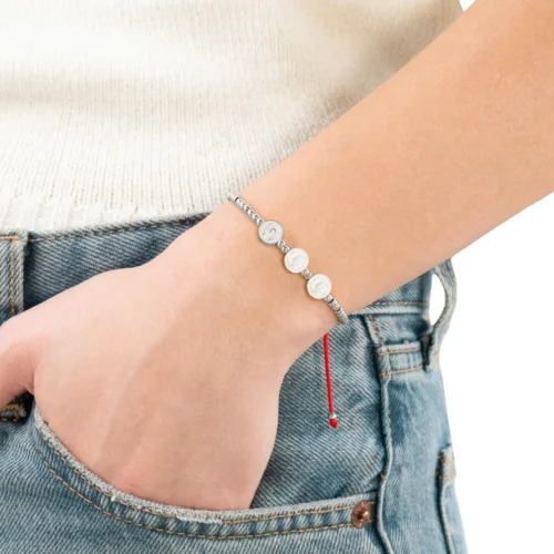 Pulsera-Acero-Plateado-Triple-Medalla-San-Benito-Hilo-Rojo-1-1.webp
