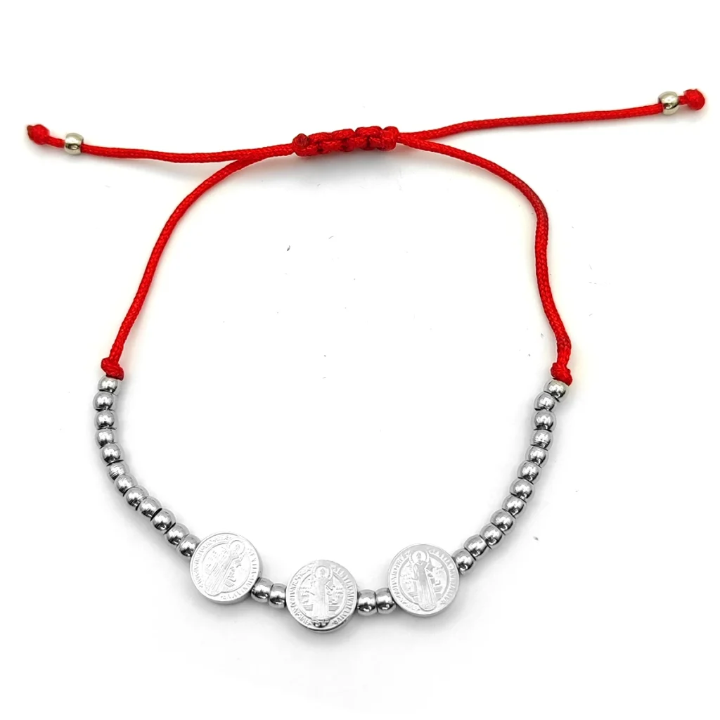 Pulsera Acero Plateado Triple Medalla San Benito Hilo Rojo 2