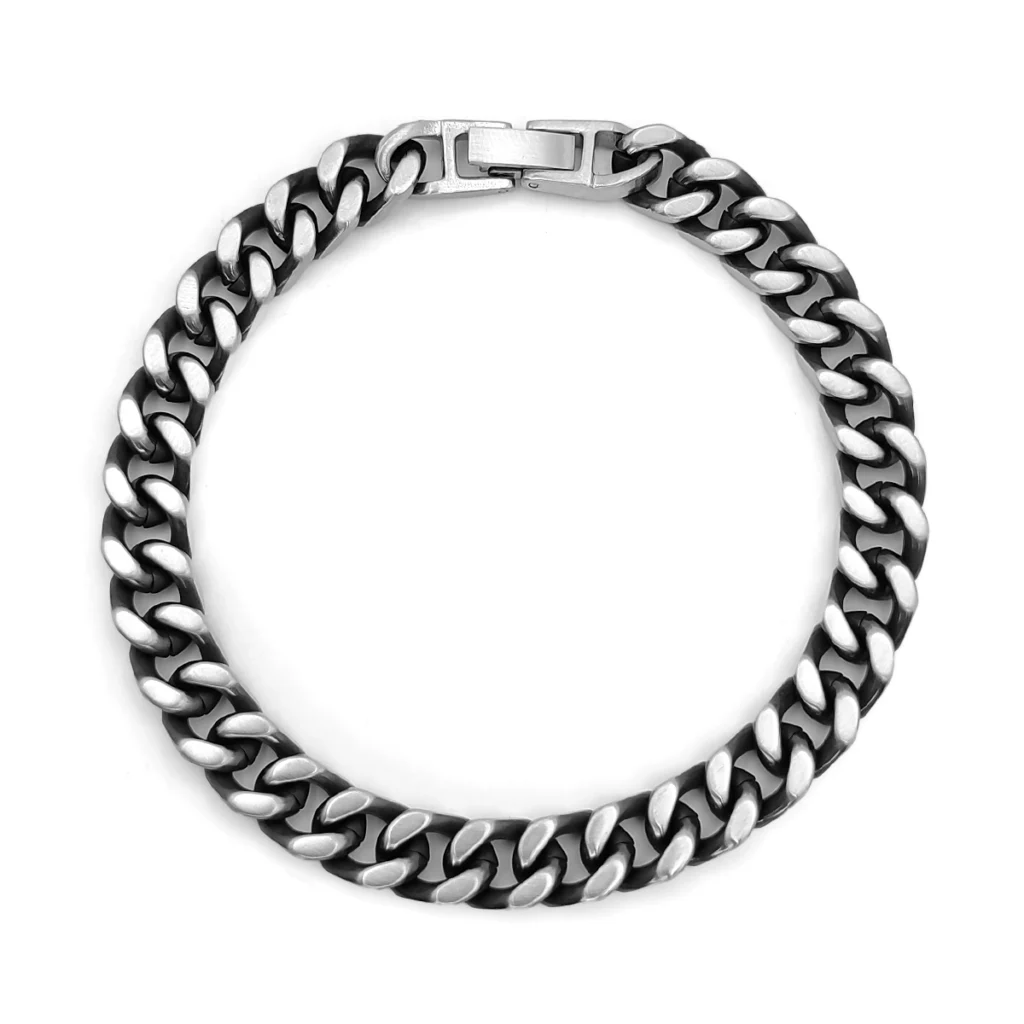 Pulsera cubana bicolor de acero inoxidable para hombre con acabado plateado ahumado e interior negro sobre fondo blanco