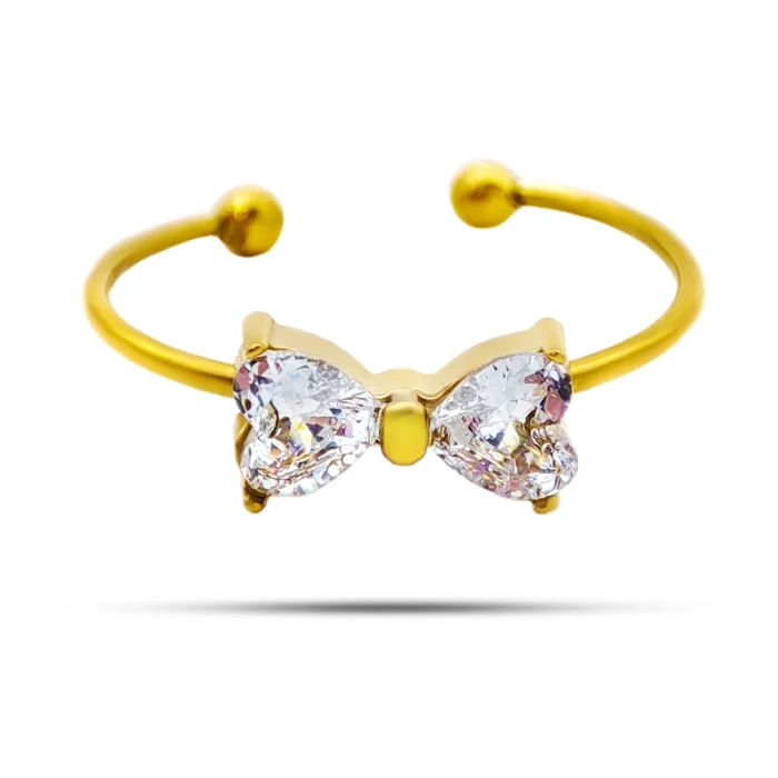 Anillo dorado ajustable de acero inoxidable con diseño de moño y zirconia cúbica sobre fondo blanco