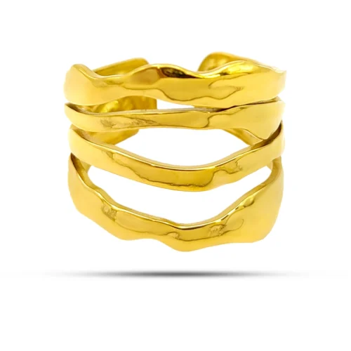 Anillo dorado de acero inoxidable con acabado martillado y líneas horizontales sobre fondo blanco