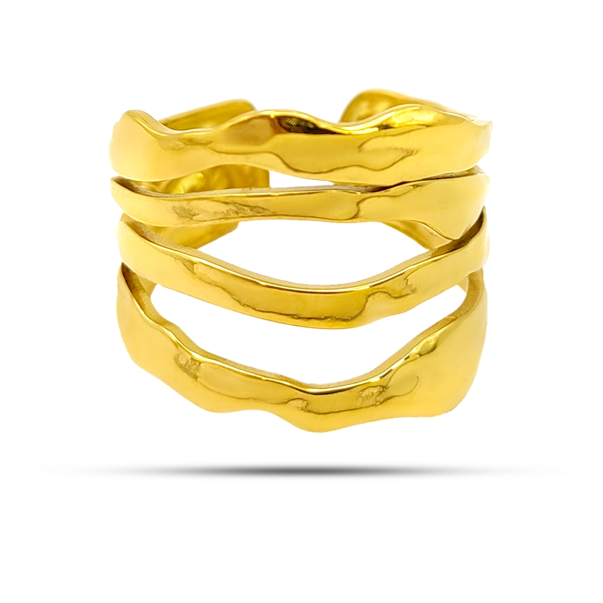 Anillo dorado de acero inoxidable con acabado martillado y líneas horizontales sobre fondo blanco