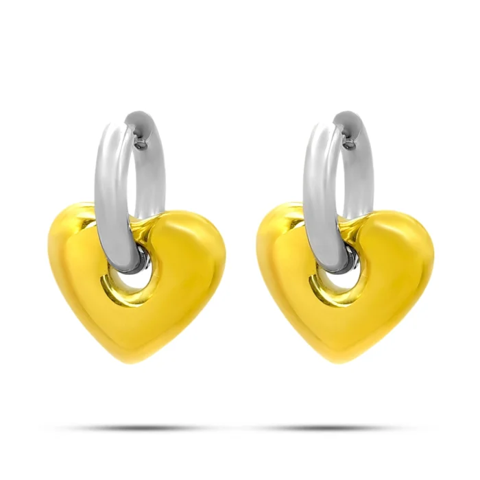 Aretes de acero inoxidable bicolor con arracada plateada y corazón dorado colgante sobre fondo blanco