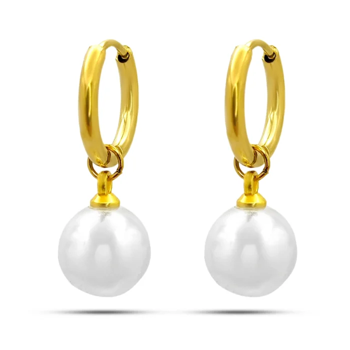 Aretes dorados tipo huggie de acero inoxidable con perla colgante sobre fondo blanco