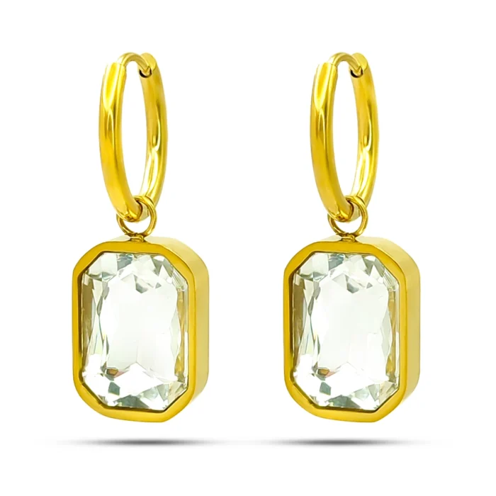 aretes huggies con cristal rectangular de acero inoxidable dorado sobre fondo blanco