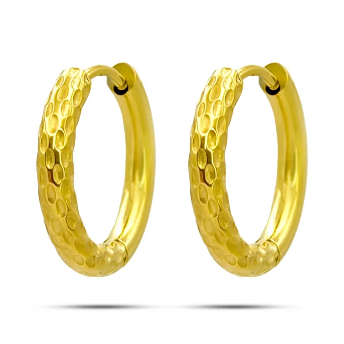 aretes arracadas huggies doradas de acero inoxidable con acabado martillado sobre fondo blanco