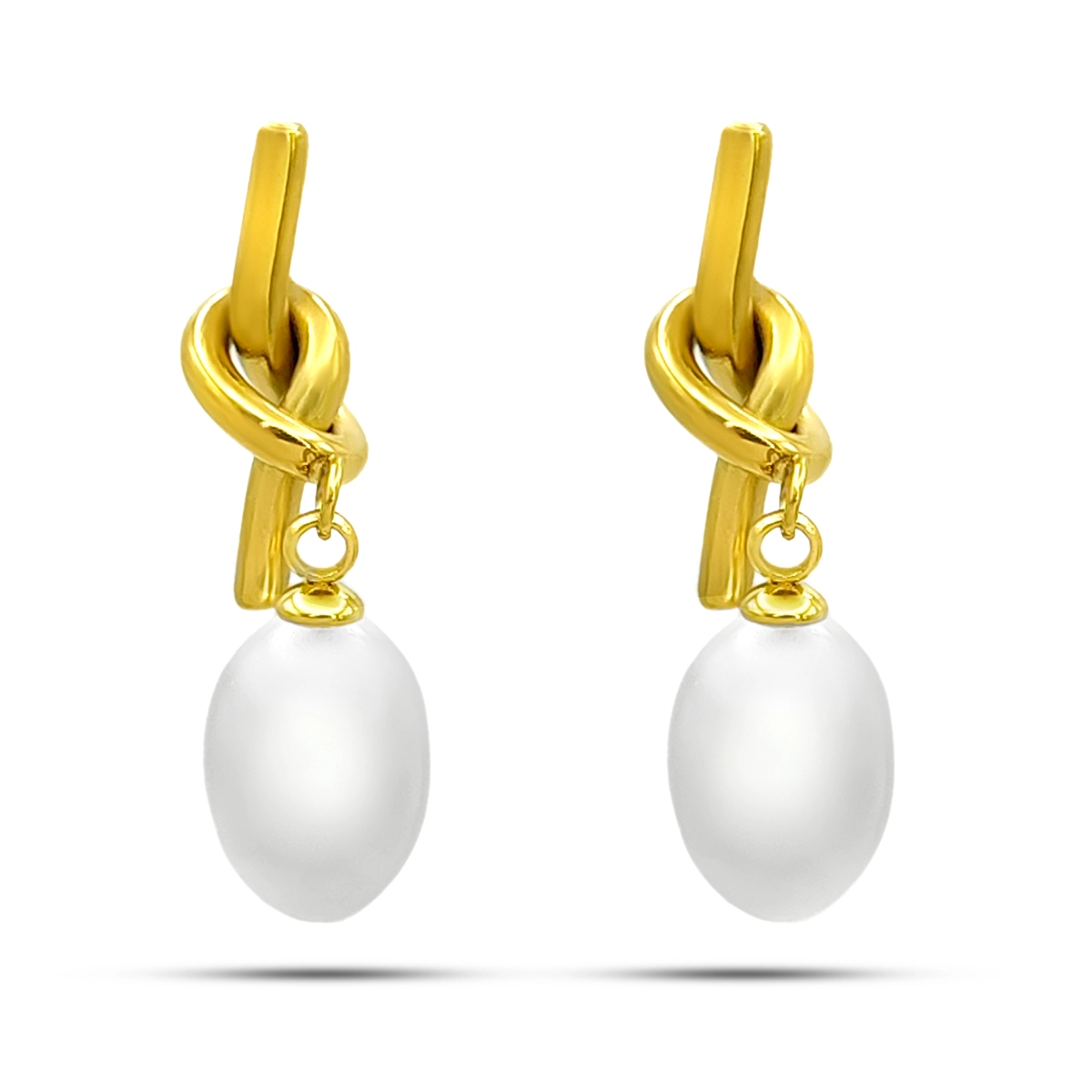 aretes dorados con perla ovalada colgante y diseño de nudo en acero inoxidable sobre fondo blanco