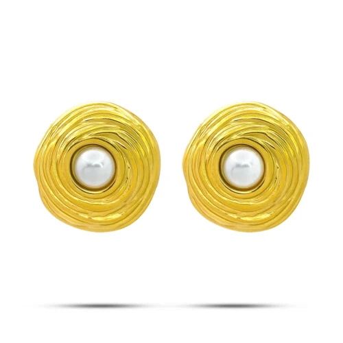 Aretes redondos dorados de acero inoxidable con perla central enmarcada y diseño de surcos sobre fondo blanco