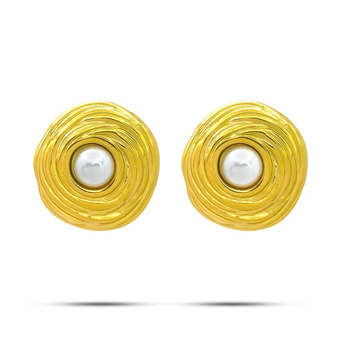 Aretes redondos dorados de acero inoxidable con perla central enmarcada y diseño de surcos sobre fondo blanco