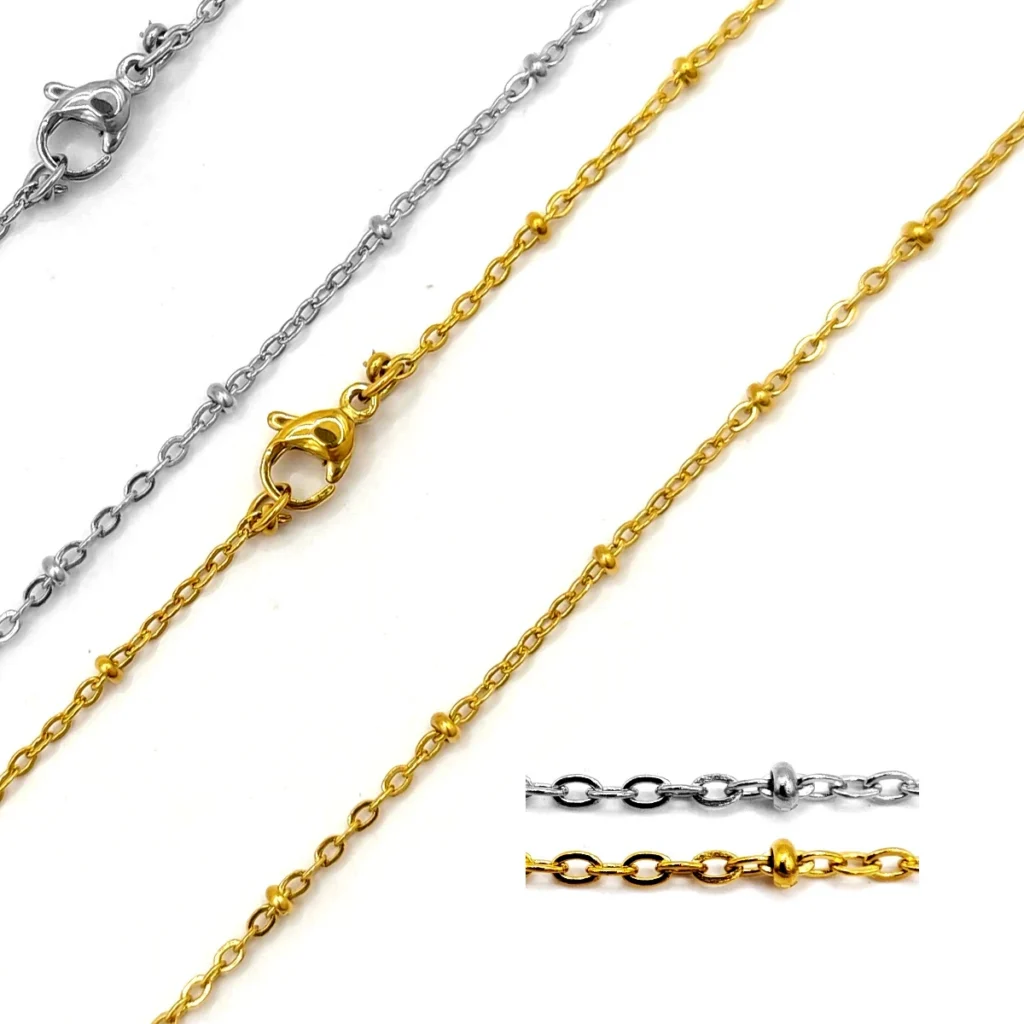 Cadena dorada de acero inoxidable con eslabón sencillo delgado y mini balines sobre fondo blanco