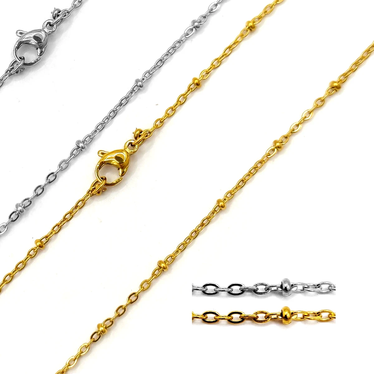 Cadena dorada de acero inoxidable con eslabón sencillo delgado y mini balines sobre fondo blanco