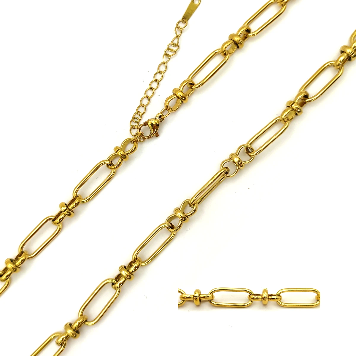 Cadena dorada de acero inoxidable con eslabones ovalados y detalles tipo nudo sobre fondo blanco
