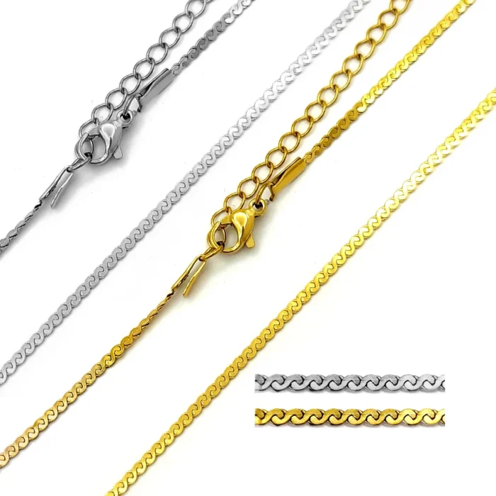 Cadena de acero inoxidable para mujer con eslabón fino ondulado planchado en color dorado y plateado sobre fondo blanco