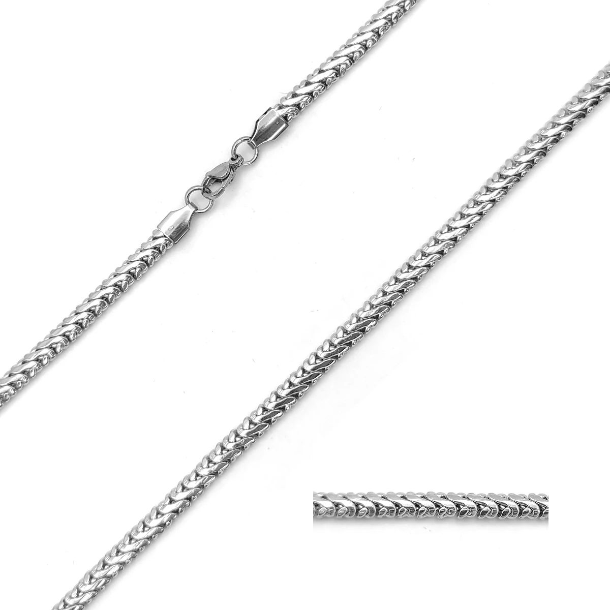 Cadena plateada de acero inoxidable con tejido espiga liso pulido de 60 cm sobre fondo blanco