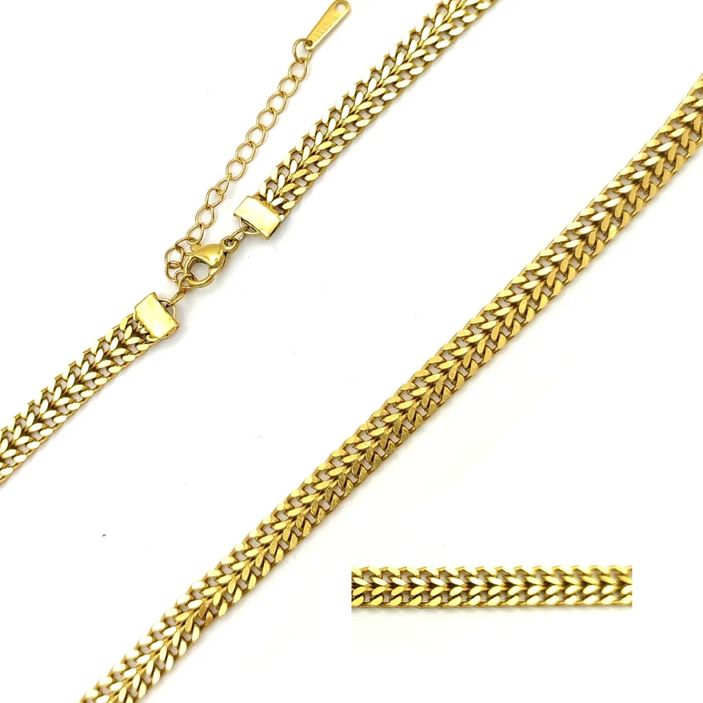 Cadena dorada de acero inoxidable con doble fila unida tipo cubana sobre fondo blanco