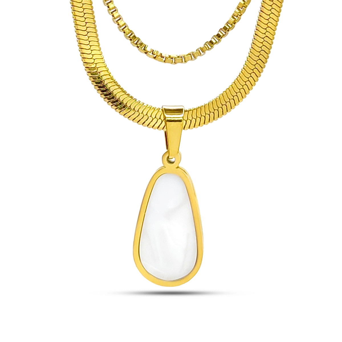 Collar dorado de doble cadena en acero inoxidable con dije tipo gota de madre perla sobre fondo blanco