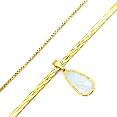 Collar dorado de doble cadena en acero inoxidable con dije tipo gota de madre perla sobre fondo blanco