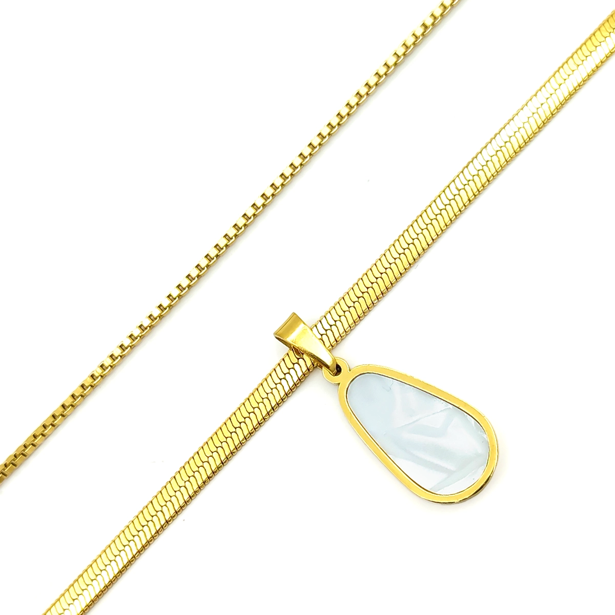 Collar dorado de doble cadena en acero inoxidable con dije tipo gota de madre perla sobre fondo blanco