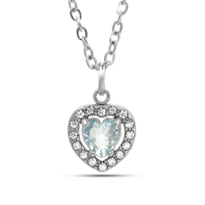 Collar plateado de acero inoxidable con dije de corazón de 1 x 1 cm, zirconia azul central y cristales sobre fondo blanco