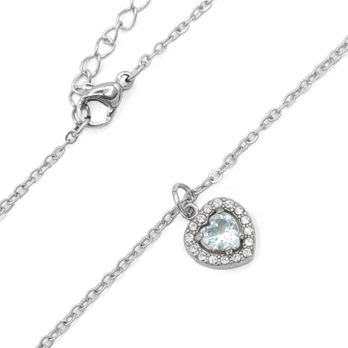 Collar plateado de acero inoxidable con dije de corazón de 1 x 1 cm, zirconia azul central y cristales sobre fondo blanco