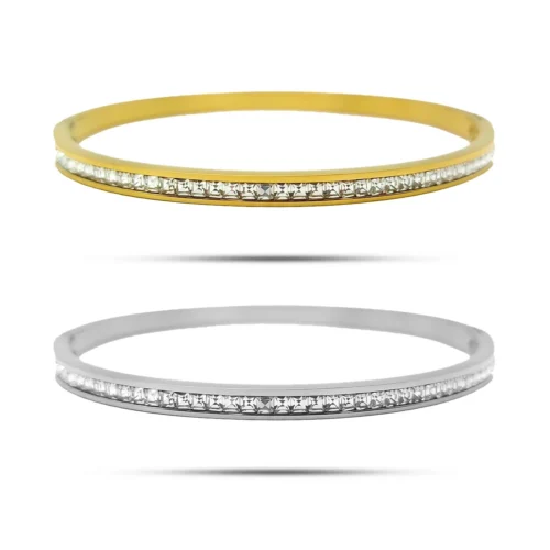 Brazalete delgado de acero inoxidable con fila de cristales cuadrados en acabado dorado y plateado sobre fondo blanco