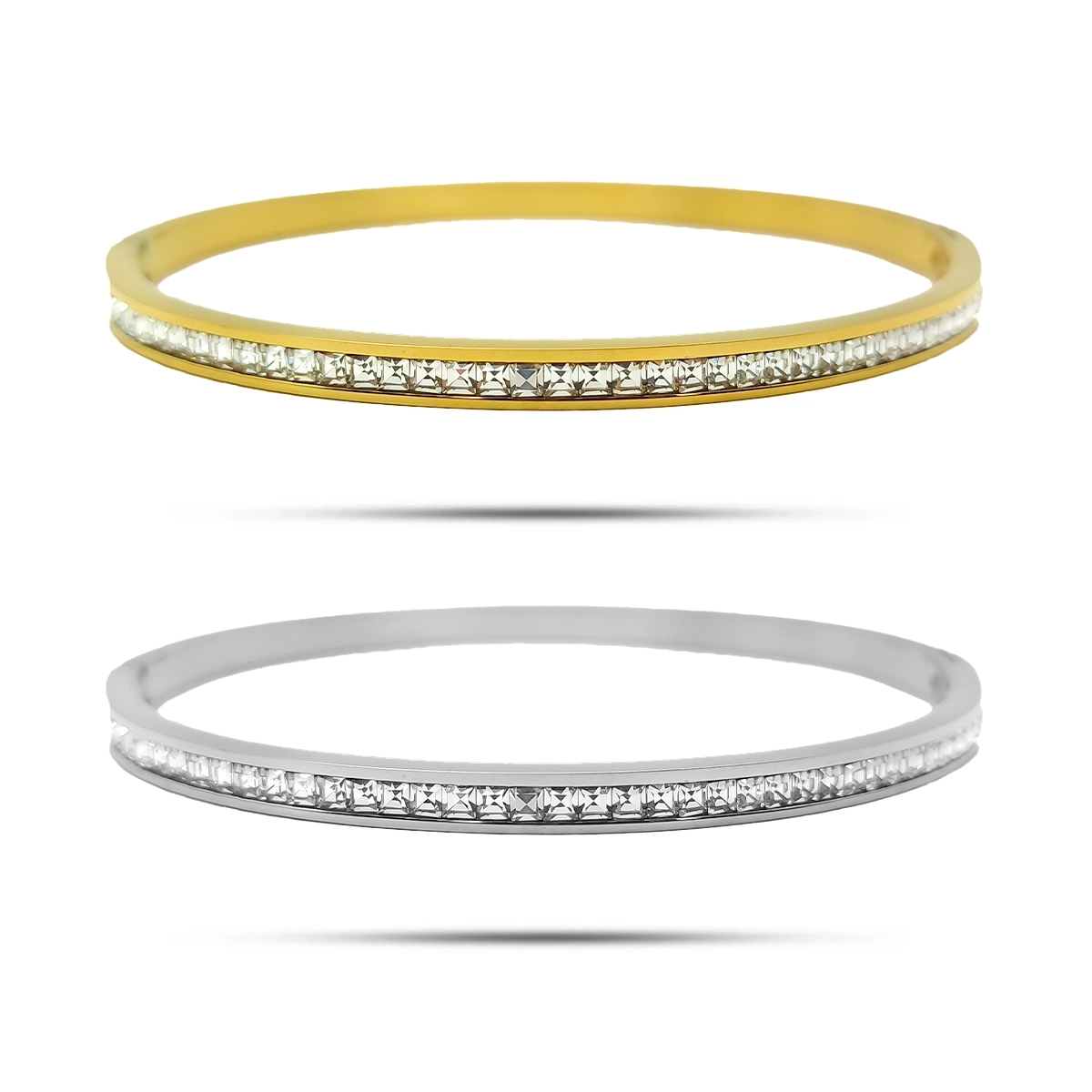 Brazalete delgado de acero inoxidable con fila de cristales cuadrados en acabado dorado y plateado sobre fondo blanco