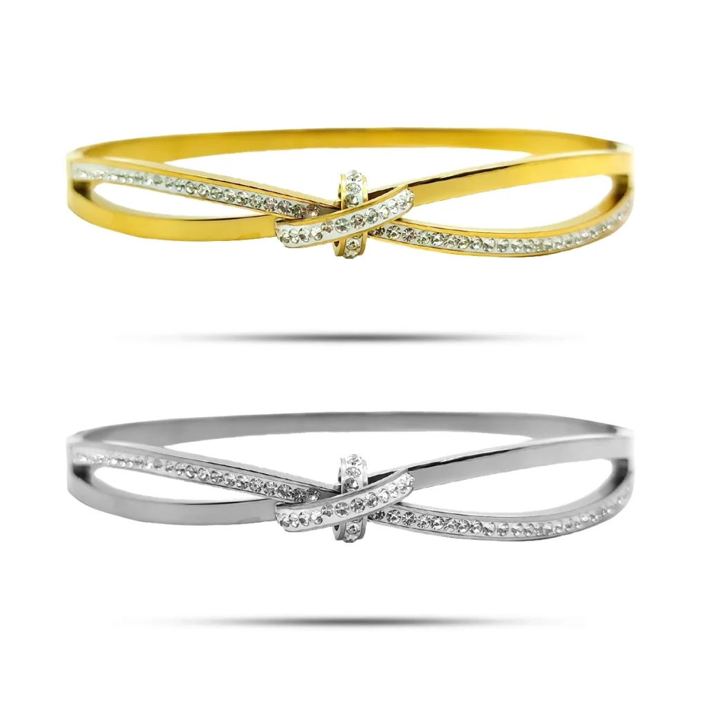 Pulsera Acero Tricolor Eslabones Cuadrados Remaches 15 Brazalete de acero inoxidable con nudo cruzado y micro cristales en acabado dorado y plateado sobre fondo blanco