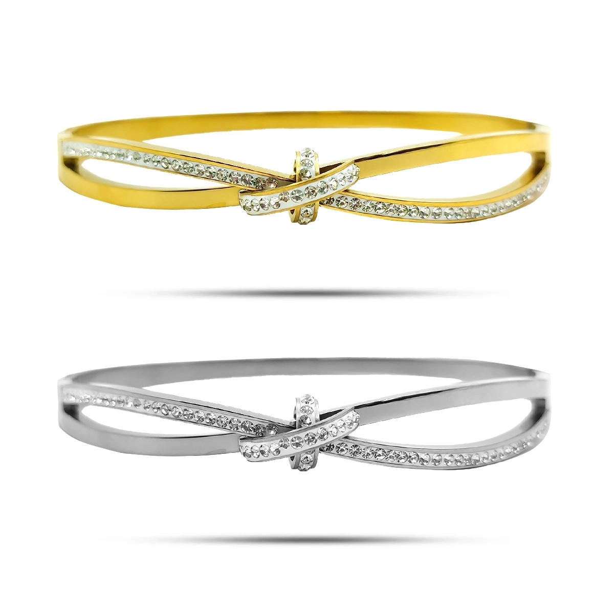 Brazalete de acero inoxidable con nudo cruzado y micro cristales en acabado dorado y plateado sobre fondo blanco