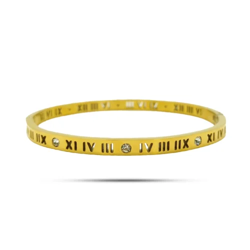 Brazalete de acero inoxidable con números romanos huecos y cristales en color dorado sobre fondo blanco