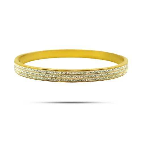 Brazalete de acero inoxidable para mujer con triple línea de mini cristales en acabado dorado sobre fondo blanco