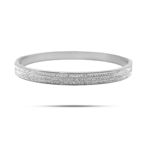 Brazalete de acero inoxidable para mujer con triple línea de mini cristales en acabado plateado sobre fondo blanco