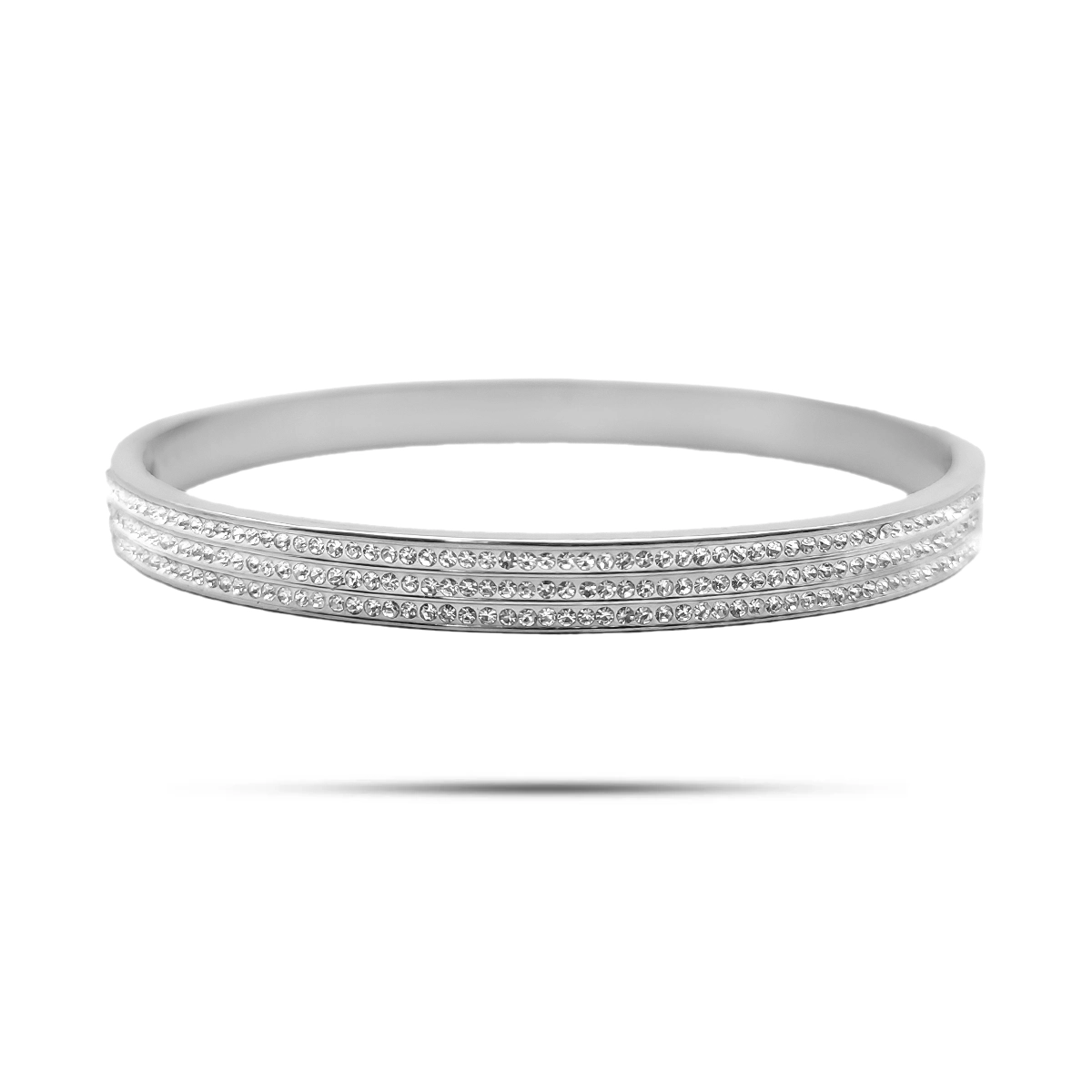 Brazalete de acero inoxidable para mujer con triple línea de mini cristales en acabado plateado sobre fondo blanco