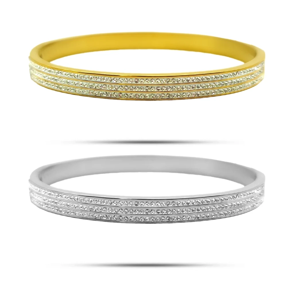 Pulsera Acero Brazalete Dividido Madre Perla y Cristales 13 Brazalete de acero inoxidable para mujer con triple línea de mini cristales en acabado dorado y plateado sobre fondo blanco