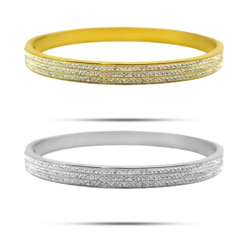 Brazalete de acero inoxidable para mujer con triple línea de mini cristales en acabado dorado y plateado sobre fondo blanco