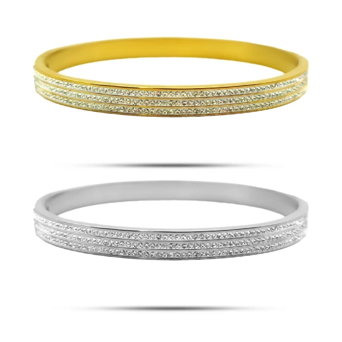 Brazalete de acero inoxidable para mujer con triple línea de mini cristales en acabado dorado y plateado sobre fondo blanco